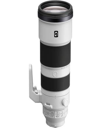 Angled view of Sony FE 200-600mm f/5.6-6.3 G OSS telephoto zoom lens with tripod mount