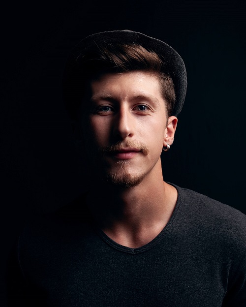 Portrait of a man wearing a top hat, example of Rembrandt lighting setup
